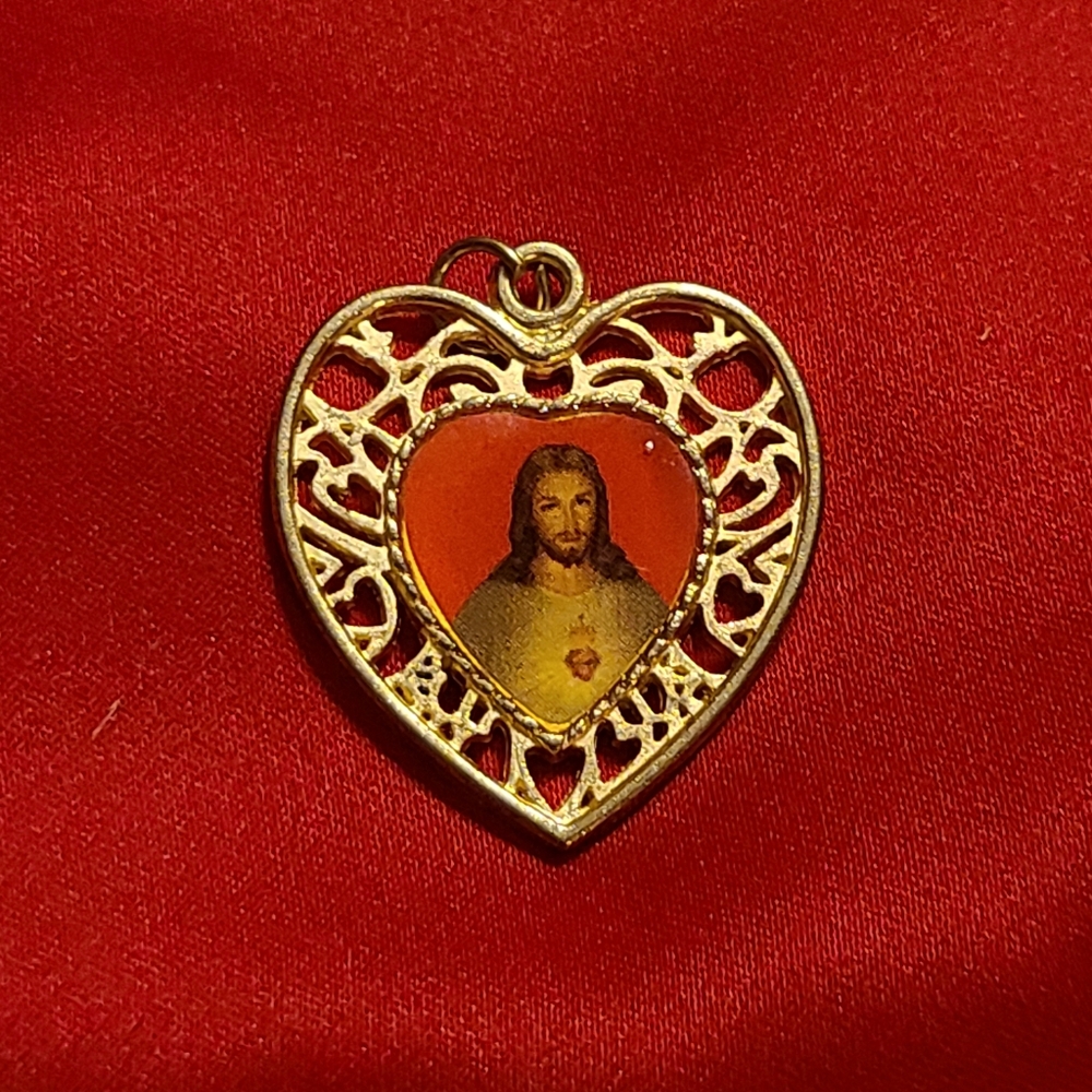 Heart-Shaped Gold Religious Pendant - Picture 6 of 7